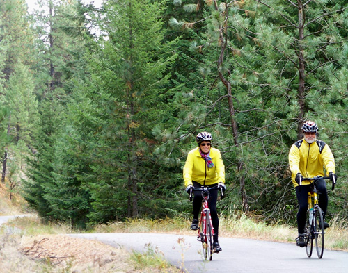 Lakeview Lodge guests cycling on the Trail of the Coeur d'Alenes